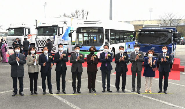 환경부와 현대차, 경기도 등이 평택시를 수소경제 선도도시로 조성하기 위해 24일 협약을 체결했다.