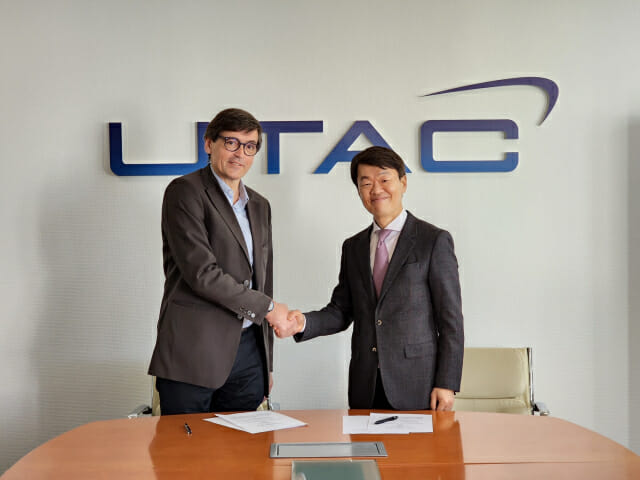 제롬 파샬 UTAC그룹 CTO(왼쪽)와 나승식 한국자동차연구원장이 협약을 마치고 악수를 하고 있다.