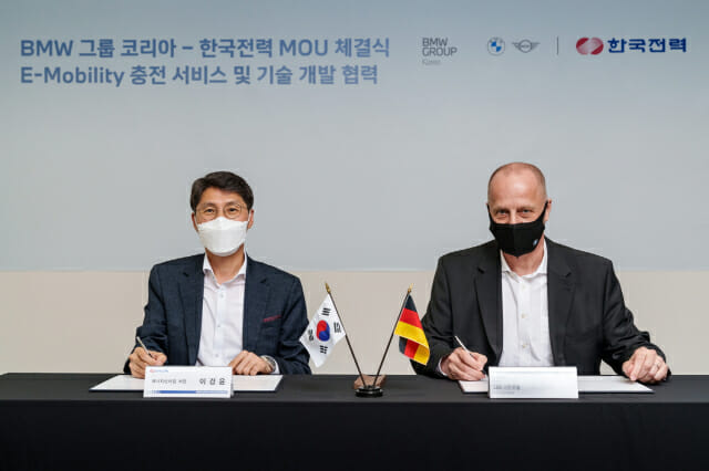 이경윤 한국전력 에너지신사업처장(왼쪽)과 디터 스트로블 BMW그룹코리아 연구개발 총괄이 협약서에 서명하고 있다.