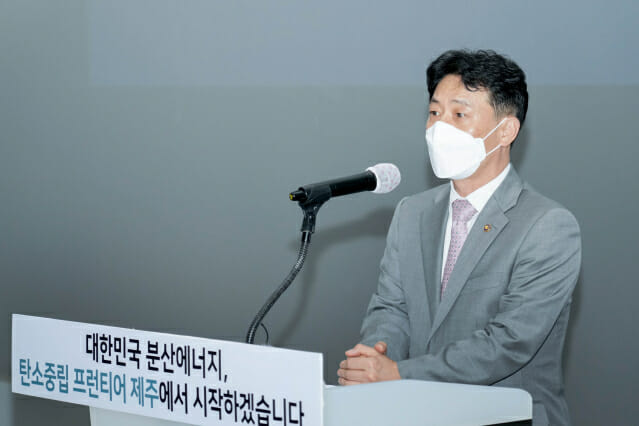 박기영 산업통상자원부 차관이 12일 제주에서 열린 '제주형 분산에너지 기본계획 발표회'에서 인사말을 하고 있다.