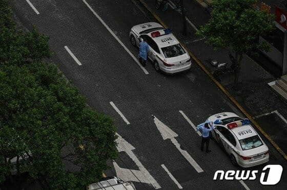 26일 코로나19 봉쇄령이 내려진 중국 상하이 도로에서 경찰이 차량을 검문하고 있다. © AFP=뉴스1 © News1 우동명 기자