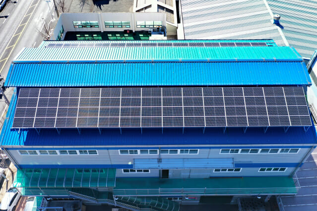 동서발전이 부산산업단지에 입주한 원프렌지 사업장 지붕에 설치한 태양광발전.