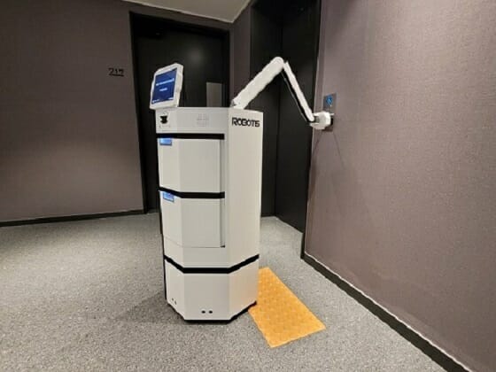 서울 명동 헨나호텔에 공급된 로보티즈의 호텔 서비스 로봇 집개미 (사진=로보티즈)