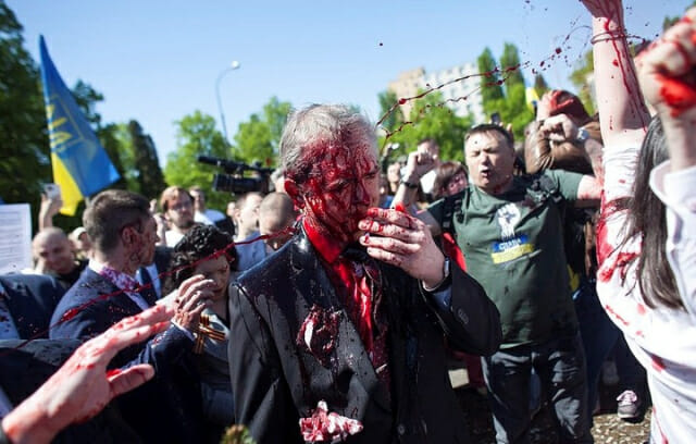 러시아 대사 피범벅 된 듯…폴란드서 빨간 물감 세례
