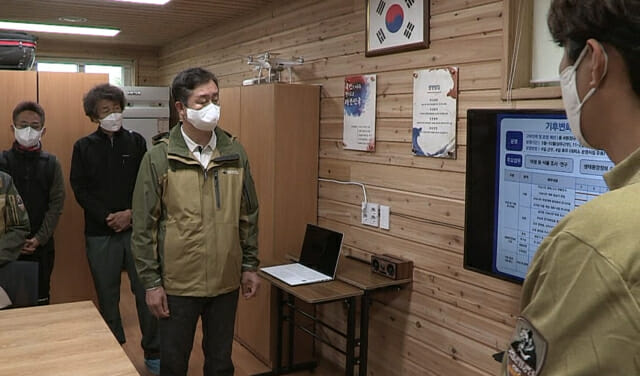 송형근 국립공원공단 이사장이 12일 기후변화 대응 연구 거점시설(스테이션)에 대해 설명을 듣고 있다.