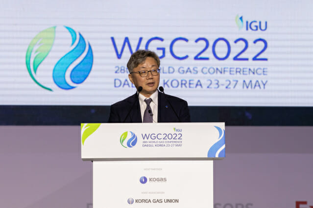 채희봉 한국가스공사 사장이 '2022 세계가스총회'에서 기조발표를 하고 있다.