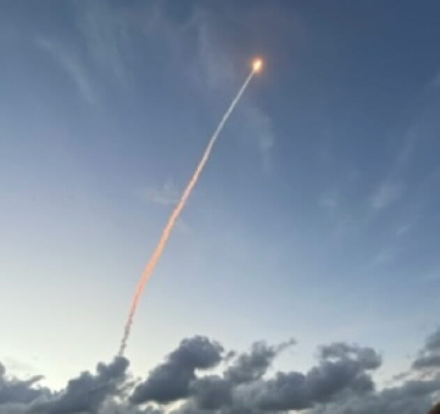 항공위성 1호기가 23일 오전 6시 50분경(한국시간) 남미 기아나 쿠루 우주센터에서 발사돼 우주로 날아가고 있다.