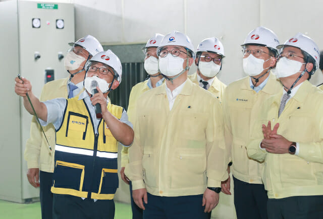 박일준 산업통상자원부 제2차관(왼쪽 두 번째)이 지난 6월 30일 여름철 전력수급에 대비해 양재변전소를 방문, 압기실과 전력구 등 주요시설을 둘러보고 있다.