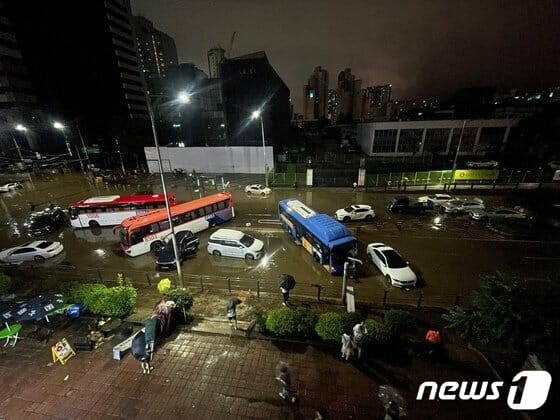 8일 서울시 서초구 진흥아파트 인근 도로가 침수돼 차량이 물에 잠겼다.(사진=뉴스1)