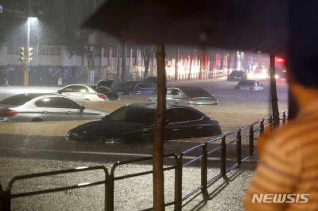 수도권에 폭우가 내린 8일 오후 서울 강남구 일대 도로가 침수돼 차량이 잠겨 있다.(사진=뉴시스)