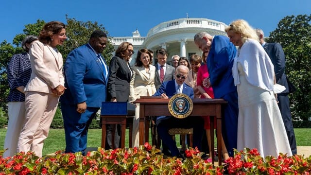 조 바이든 미국 대통령이 9일 오전(미국 현지시간) 백악관에서 미국 반도체산업 지원법에 서명했다.