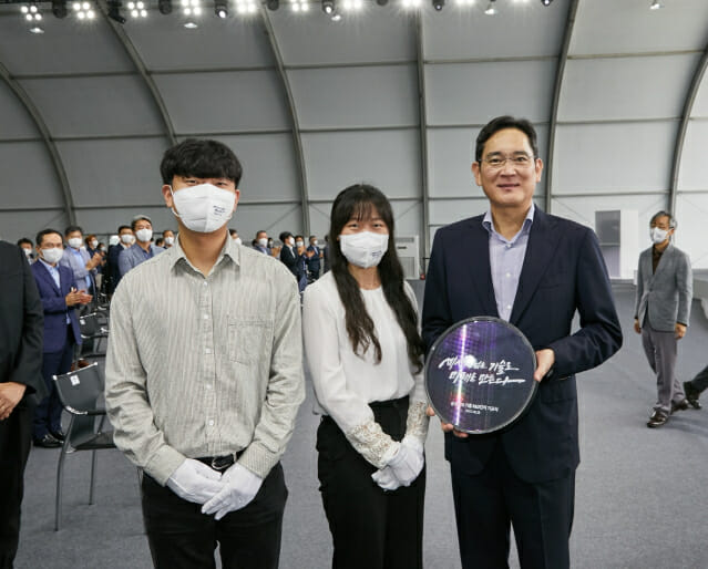 이재용 삼성전자 부회장(맨 오른쪽)이 8월 19일 삼성전자 기흥캠퍼스 반도체 연구개발(R&D)단지 기공식에서 직원들과 기념 사진을 찍고 있다.(사진=삼성전자)