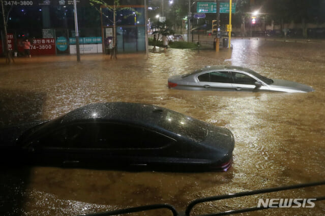 서울과 경기북부 등 수도권에 폭우가 내린 8일 오후 서울 강남역 일대 도로가 침수돼 있다.(사진=뉴시스)