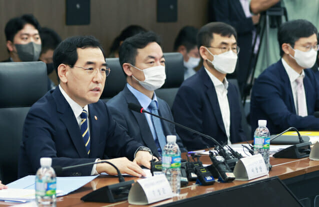 이창양 산업통상자원부 장관(맨 왼쪽)이 지난 8월 25일 서울  대한상공회의소에서 반도체·자동차·배터리 업계 간담회를 주재하고 있다.(사진=산업통상자원부)