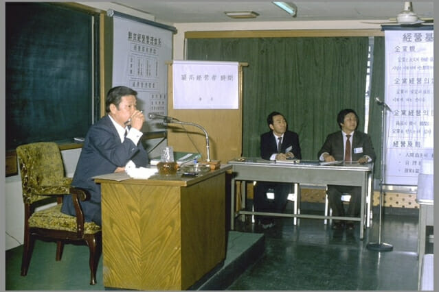 1982년 1월 최종현 SK 선대회장(왼쪽)이 신입사원 연수 교육에서 SK경영관리시스템을 설명하고 있다.(사진=SK)