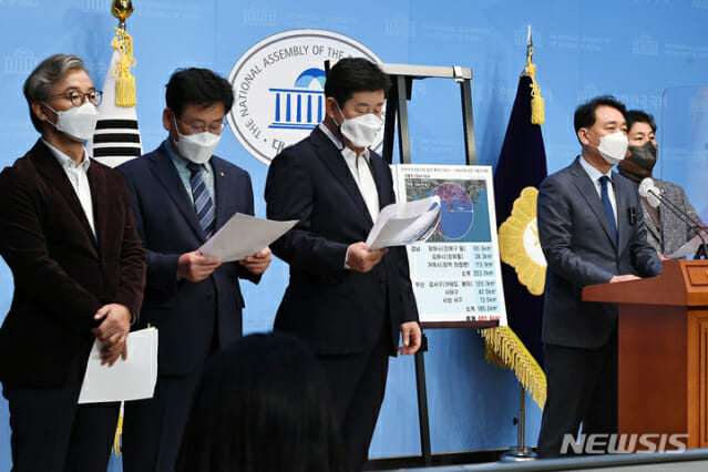 지난해 11월 8일 서울 여의도 국회 소통관에서 더불어민주당 의원들이 ‘가덕도 신공항 특별법’ 개정안 관련 기자회견을 하고 있다.(사진=공동취재사진/뉴시스)