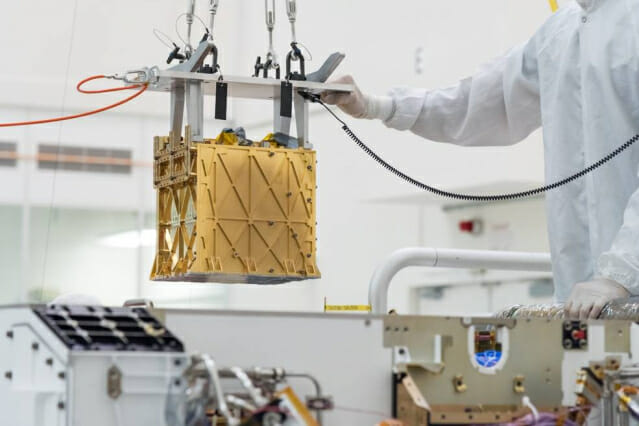 MOXIE 장비가 화성 탐사 로버 퍼서비어런스에 실리고 있다. (자료=NASA)