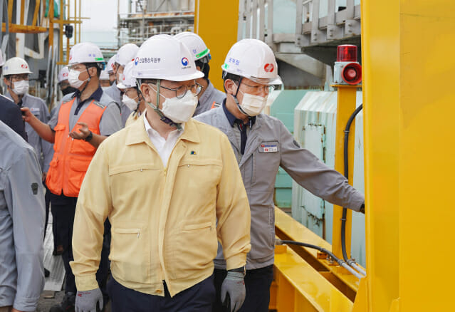 박일준 산업통상자원부 제2차관이 3일 동서발전 울산화력발전소를 방문, 태풍 힌남노 접근에 대비해 현장을 점검하고 있다.