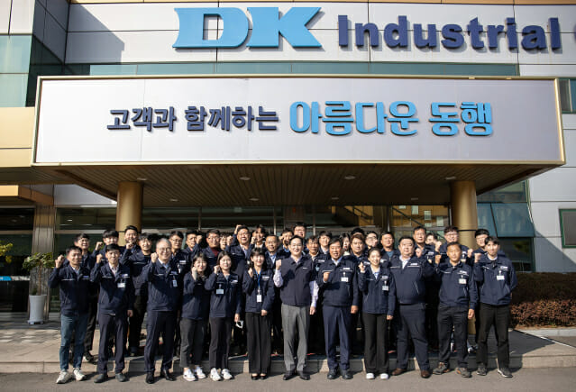 이재용 삼성전자 회장이 광주광역시에 있는 협력회사 디케이 직원들과 기념사진을 촬영하고 있다. (사진=삼성전자)