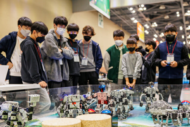 2022 국제로봇콘테스트에서 참가자들이 로봇을 시연하고 있다. (사진=한국로봇산업진흥원)
