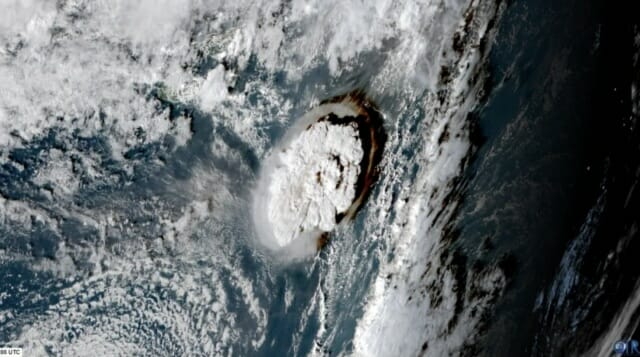 작년 1월 15일 발생한 퉁가 해저 화산 폭발 (사진= 미 국립해양대기청)