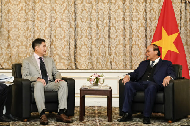 조현준 효성 회장(왼쪽)이 응우옌 쑤언 푹 베트남 국가주석(오른쪽)을 만나 베트남에 지속적인 투자를 약속하는 등 사업확대 방안을 논의했다. (사진=효성)