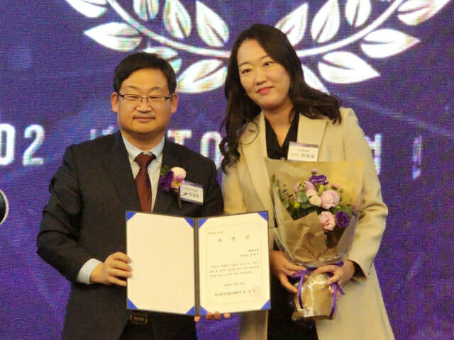 정혜미 케이오웹 대표(오른쪽)가 허성욱 NIPA원장에게서 NIPA원장상을 받고 있다.