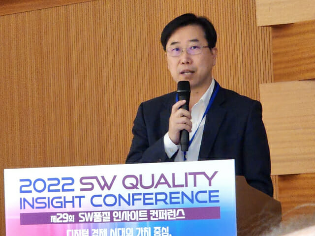 김태근 스카이오토넷 대표가 지난 7일 열린 SW품질 컨퍼런스에서 발표를 하고 있다.