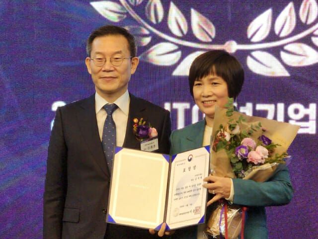 김덕재 태임 대표(오른쪽)가 이종호 과기정통부 장관에게서 과기정통부 장관상을 받고 있다.