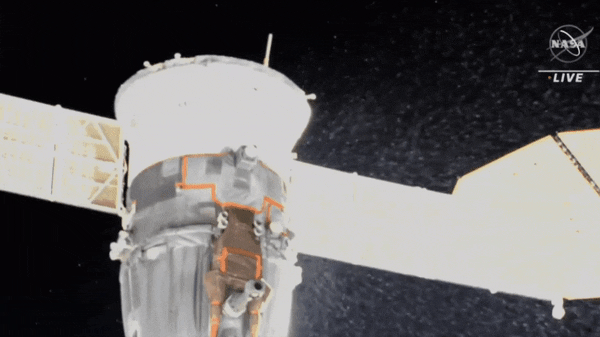 작년 말 ISS에 도킹되어 있는 러시아 우주선에서 냉각수로 추정되는 물질의 유출이 발생했다. (영상=NASA TV)