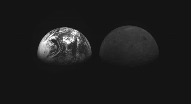 11월 28일 다누리가 촬영한 지구와 달의 사진. 다누리-달 대비 다누리-지구 거리 비율이 달 대비 지구 크기 비율과 비슷해져(약 4배), 다누리에서 바라보았을 때 지구와 달이 비슷한 크기로 보이는 시점에 촬영됐다. (사진=과기정통부)