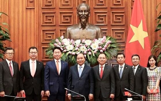 최태원 회장(왼쪽에서 세번째)등 SK그룹 경영진이 당시 총리였던 응우옌 쑤언 푹 베트남 주석(가운데) 등을 만난 모습 (사진=SK)