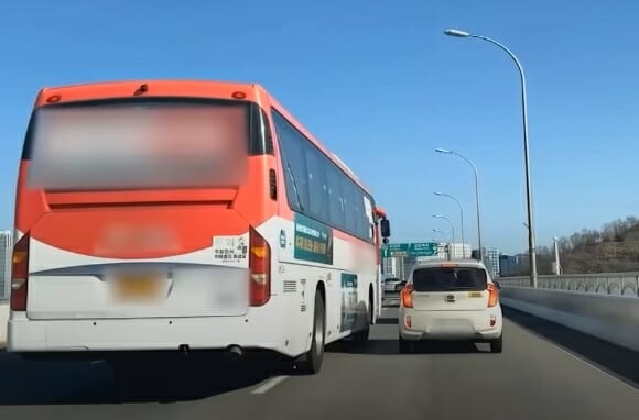 [영상] 칼치기한 모닝·위협 주행한 버스, 