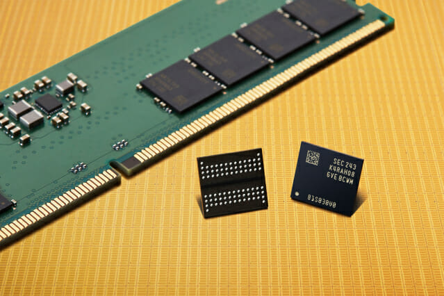 삼성전자가 개발한 업계 최선단 12나노급 16Gb DDR5 D램(사진=삼성전자)