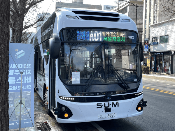(사진=김재성 기자) 서울시에 따르면 전국 최초로 시내버스와 동일한 규격의 대형전기 자율주행버스 2대가 오후 2시부터 청와대 주변에서 정기 운행을 시작한다. 자율주행버스는 경복궁역(효자로입구)에서 출발한다.