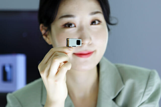 LG이노텍이 고배율 광학식 연속줌 카메라모듈을 선보이고 있다.(사진=LG이노텍)