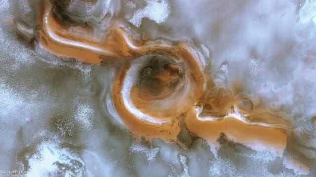 화성 남극에서 포착된 멋진 분화구…