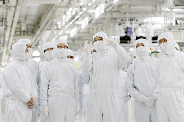 이재용 삼성전자 회장(오른쪽에서 세번째)이 17일 삼성전자 천안캠퍼스에서 패키지 라인을 둘러보며 임직원과 얘기하고 있다.(사진=삼성전자)