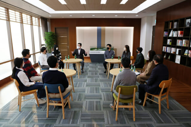 이재용 삼성전자 회장이 7일 삼성디스플레이 아산캠퍼스에서 직원들과 만나 대화를 나누고 있는 모습(사진=삼성전자)