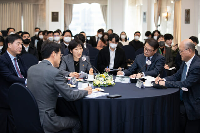 한화진 환경부 장관이 20일 오후 서울 중구 한국프레스센터에서 ‘상생협력 ESG 경영 촉진 업무 협약’을 체결한 후 간담회를 주재하고 있다.