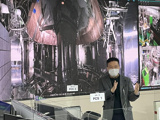 윤시우 한국핵융합에너지연구원 부원장이 KSTAR 주제어실에서 설명을 하고 있다. (사진=지디넷코리아)