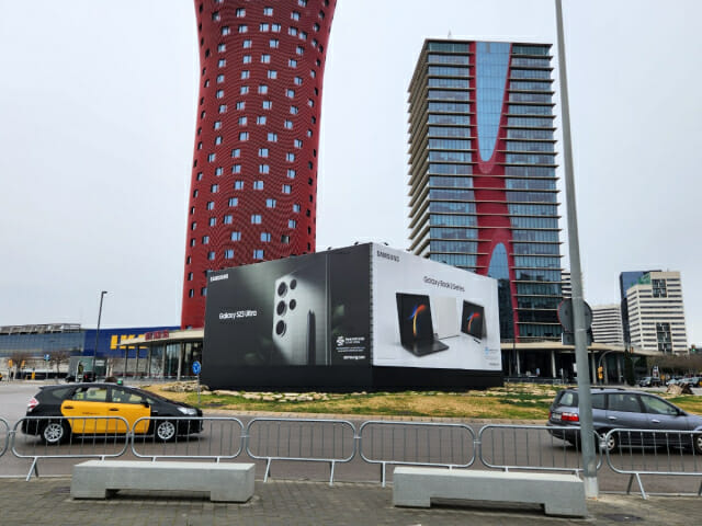 MWC 전시관 앞에 마련된 삼성전자 옥외광고