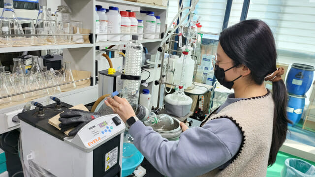 두젠바이오 연구원이 실험장비를 준비하고 있다.