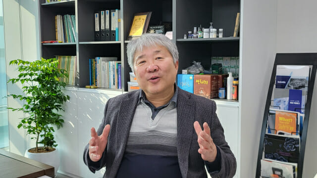 윤택준 두젠바이오 대표가 먹는 피부영양제에 대해 설명하고 있다.