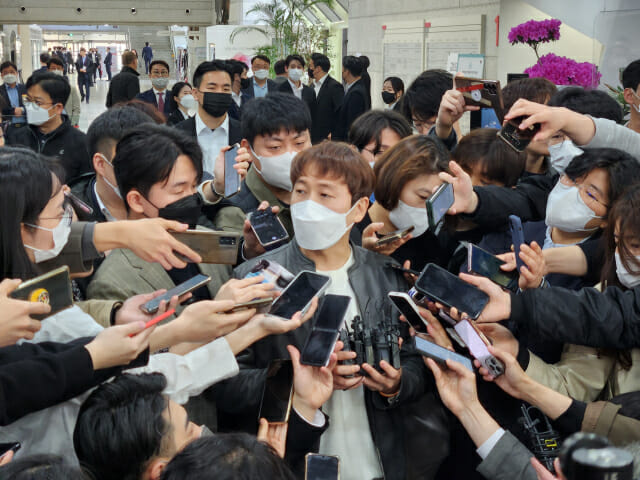 KT 소액주주 카페 모임장이 주총이 끝난 뒤에 기자들과 만나 발언을 이어갔다.