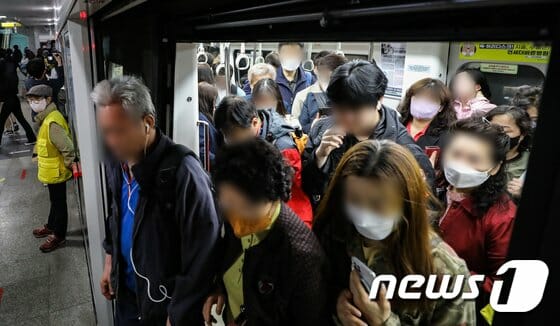출근길 김포골드라인 열차 한때 멈춰…승객들 큰 불편