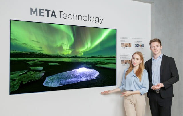 LG디스플레이 모델이 '메타 테크놀로지'가 적용된 3세대 유기발광다이오드(OLED) TV 패널을 소개하고 있다.(사진=LG디스플레이)