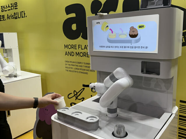 엑스와이지 아이스크림 로봇 '아리스3.0'. 앞부분에 캡슐을 올려두면 로봇이 아이스크림을 컵에 따라서 같은 위치에 놓아준다. (사진=지디넷코리아)