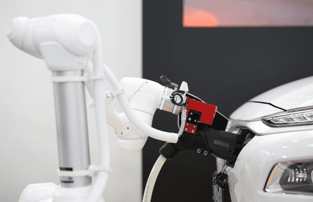 로봇팔을 활용한 전기차 자동 충전 시스템 구동 예시 (사진=서울시)