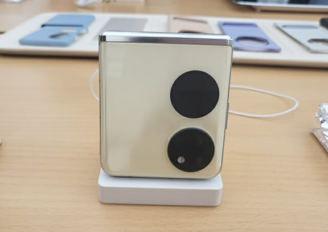 화웨이 'P50 포켓'은 2021년 12월에 출시된 제품이며, LTE만 지원한다. (사진=지디넷코리아)